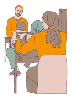 Lijntekening van een klaslokaal waarin meerdere leerlingen aan tafels zitten en luisteren naar een docent die voor de groep staat. De docent draagt een oranje trui en spreekt de klas toe. Op de voorgrond zit een leerling met een paardenstaart, gezien van achteren. De tekening is eenvoudig en gestileerd, met voornamelijk oranje, beige en groene kleuren.